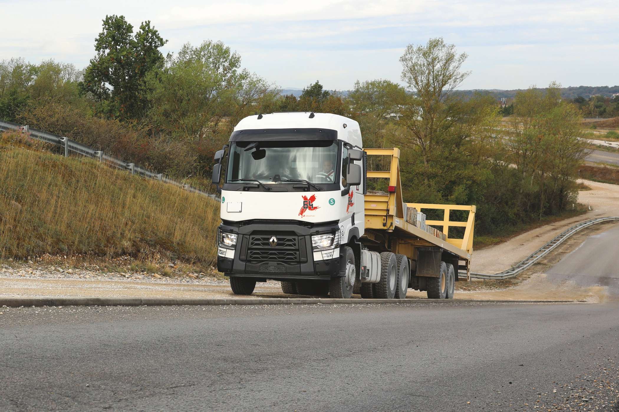 Al Masaood CV&E Announces the Availability of Renault Trucks T X-64 in Abu Dhabi